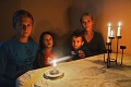 Žijú v chudobe, akú si neviete ani predstaviť: Mama s tromi deťmi je už 4 roky bez elektriny!