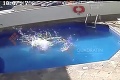 Hotelová kamera zachytila šokujúci moment: Otec bol s dcérkou pri bazéne...ako jej mohol toto urobiť?!