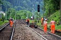 Mohutný zosuv pôdy pri českých hraniciach: Vlak sa po náraze vykoľajil