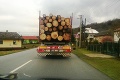 Tragédia v Košickom kraji: Peter († 36) zvážal drevo na nákladiaku, auto sa prevrátilo!