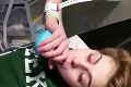 Len pre silné povahy: Dievča zomiera na záhadnú chorobu, jej mama nakrútila hrozné video z nemocnice