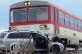 Osobné auto, ktoré šoféroval dôchodca, sa na priecestí zrazilo s vlakom!