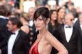 Modelka v Cannes ukázala priveľa: Randí so slávnym spevákom, toto mu nevadí?!