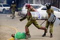 Fotografia z protestov pobúrila svet: Preboha, veď ho ten policajt zabije!