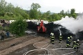 Veľký požiar pneumatík: S ohňom zápasí takmer 60 hasičov!