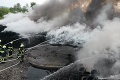 Veľký požiar pneumatík: S ohňom zápasí takmer 60 hasičov!
