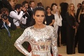 Kim Kardashian na Met Gala zatienil vlastný manžel: Pozriete sa mu do tváre a pochopíte!