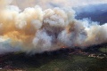 Hasiči bojujú s nekontrolovateľnými lesnými požiarmi: Vláda vyhlásila stav ohrozenia!