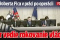 Prvé fotky Roberta Fica v práci po operácii: Premiér vedie rokovanie vlády