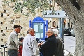 Dedinka v Taliansku je bez internetu, ale... Vďaka vtipnému nápadu idú dôchodcovia s dobou!