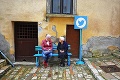Dedinka v Taliansku je bez internetu, ale... Vďaka vtipnému nápadu idú dôchodcovia s dobou!