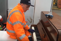 Dojímavé VIDEO: Smetiar našiel vyhodený klavír, jeho reakcia všetkých prekvapila