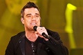 Robbie Williams oslávil narodeniny svojsky: Nahý a s rukami na tom mieste!