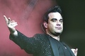 Robbie Williams oslávil narodeniny svojsky: Nahý a s rukami na tom mieste!