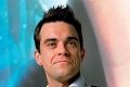Robbie Williams oslávil narodeniny svojsky: Nahý a s rukami na tom mieste!