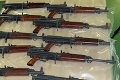 Gangstri opäť nakupovali na Slovensku: Podobnosť so zbraňami z teroristických útokov!