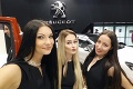 Sexi hostesky z bratislavského autosalónu sa vybláznili: Také SELFIE ste ešte nevideli!