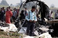 Armádne lietadlo sa zrútilo do ryžového poľa: Zomreli štyria ľudia