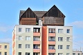 Zmiznú zo strechy: Drevenice odstránia z paneláka za 15-tisíc eur!