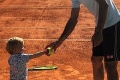 Djokovič zaúča syna do tajov tenisu: Raketu však drží ako Nadal!