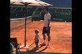 Djokovič zaúča syna do tajov tenisu: Raketu však drží ako Nadal!