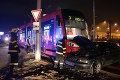 V Bratislave sa zrazila električka s osobným autom, zranili sa otec a syn!