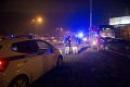 V Bratislave sa zrazila električka s osobným autom, zranili sa otec a syn!