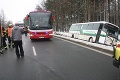 Nehoda v Česku: Autobus s 23 škôlkarmi a tromi učiteľkami skončil v priekope