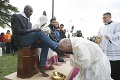 Pápež umyl a pobozkal nohy moslimským migrantom: Všetci sme deti toho istého Boha