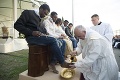 Pápež umyl a pobozkal nohy moslimským migrantom: Všetci sme deti toho istého Boha