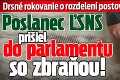 Drsné rokovanie o rozdelení postov v parlamente? Poslanec ĽSNS prišiel do parlamentu so zbraňou!