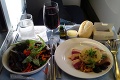 Pozrite si, čo jedia cestujúci na palube lietadla: Rozdiel v kvalite vás prekvapí!