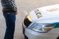 Výtržník sa vymočil na policajné auto, s týmto však nerátal: Hrozia mu až tri roky väzenia!