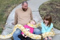 Fotky, z ktorých väčšinu rodičov strasie hrôza: Ako môže otec toto robiť s dcérkami?!