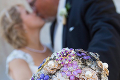 Keď ich hostia videli, museli híkať: 18 netradičných svadobných kytíc pre odvážne nevesty