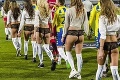 Valentín v druhej lige: Futbalistov miesto detí priviedli na ihrisko sexice