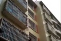 Okoloidúci zachránili malé dieťa: Viselo z balkóna na treťom poschodí!