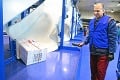 V Košiciach spustili na pošte do prevádzky nový stroj po 41 rokoch: Balíky triedi oveľa rýchlejšie