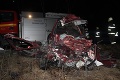 Pod Strečnom sa v noci stala smrteľná dopravná nehoda: Autobus s deťmi sa zrazil s osobným autom!