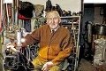 Najstarší obuvník na Slovensku Karol stále chodí do práce: Topánky opravujem už 77 rokov!