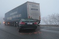 Štyri nehody trinástich áut pri Trnave, jedna dodávka horela!