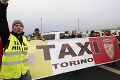 Francúzsko zasiahol veľký štrajk: Demonštrujú taxikári, učitelia aj štátni zamestnanci
