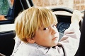 Fotohádanka: V detstve si mysleli, že z neho bude šofér, dnes je obľúbeným spevákom!