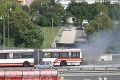 VIDEO: Na zastávke v bratislavskej Petržalke horel autobus!