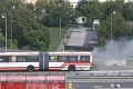 VIDEO: Na zastávke v bratislavskej Petržalke horel autobus!