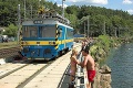 Na Morave dovolenkujú odvážlivci medzi idúcimi vlakmi