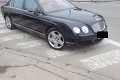 Čierne Bentley sa na bielych pásoch naozaj krásne vyníma!