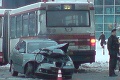 Čitateľské FOTO z miesta nehody: Seat sa zrazil s autobusom!