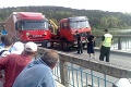 Čitateľské foto: Nehoda dvoch kamiónov spôsobila zápchy v Piešťanoch