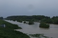 Riekam a potokom brehy ešte stále nestačia, vylievajú sa